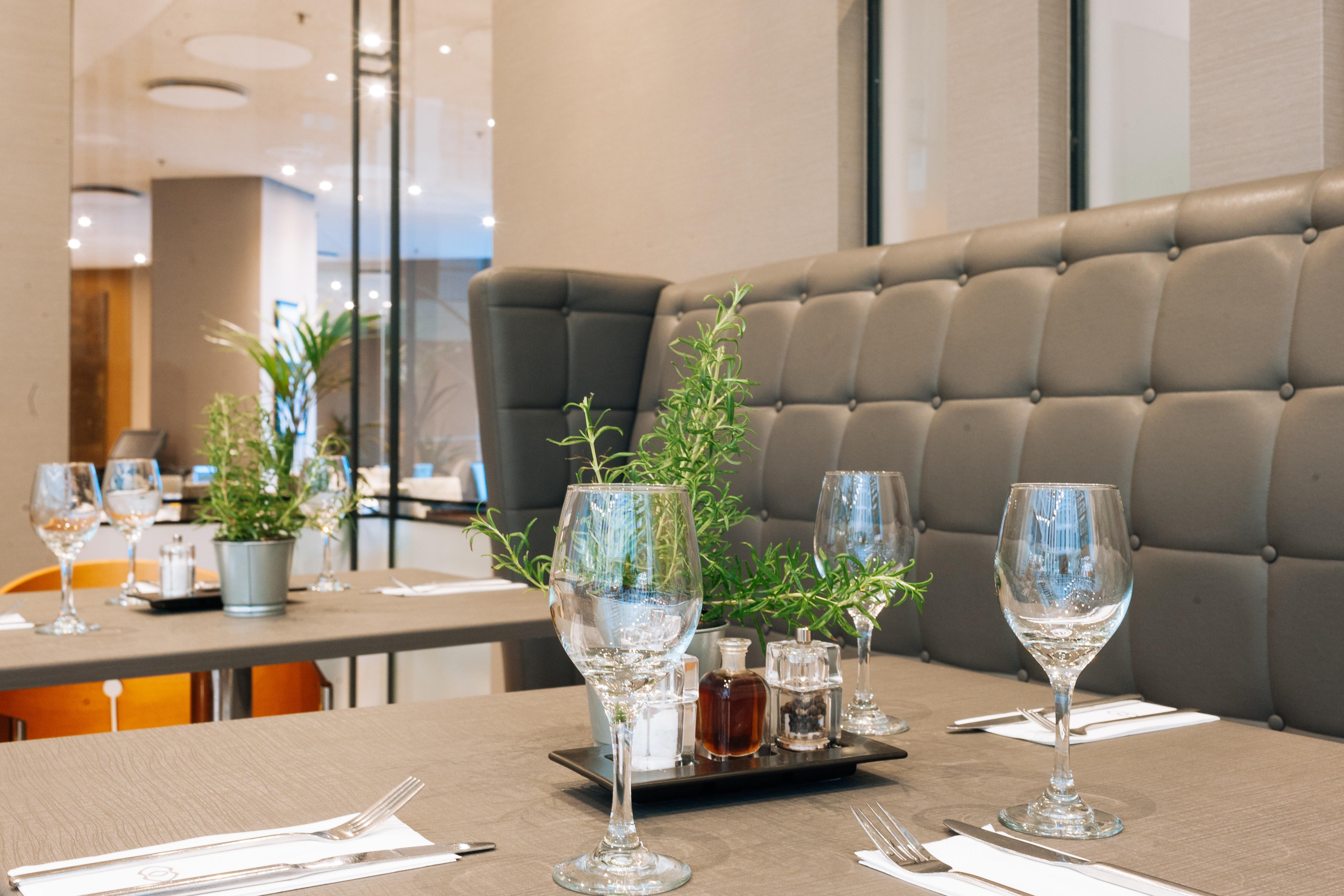 Hotel Sofitel London Gatwick Horley  Esterno foto Restaurant interior design