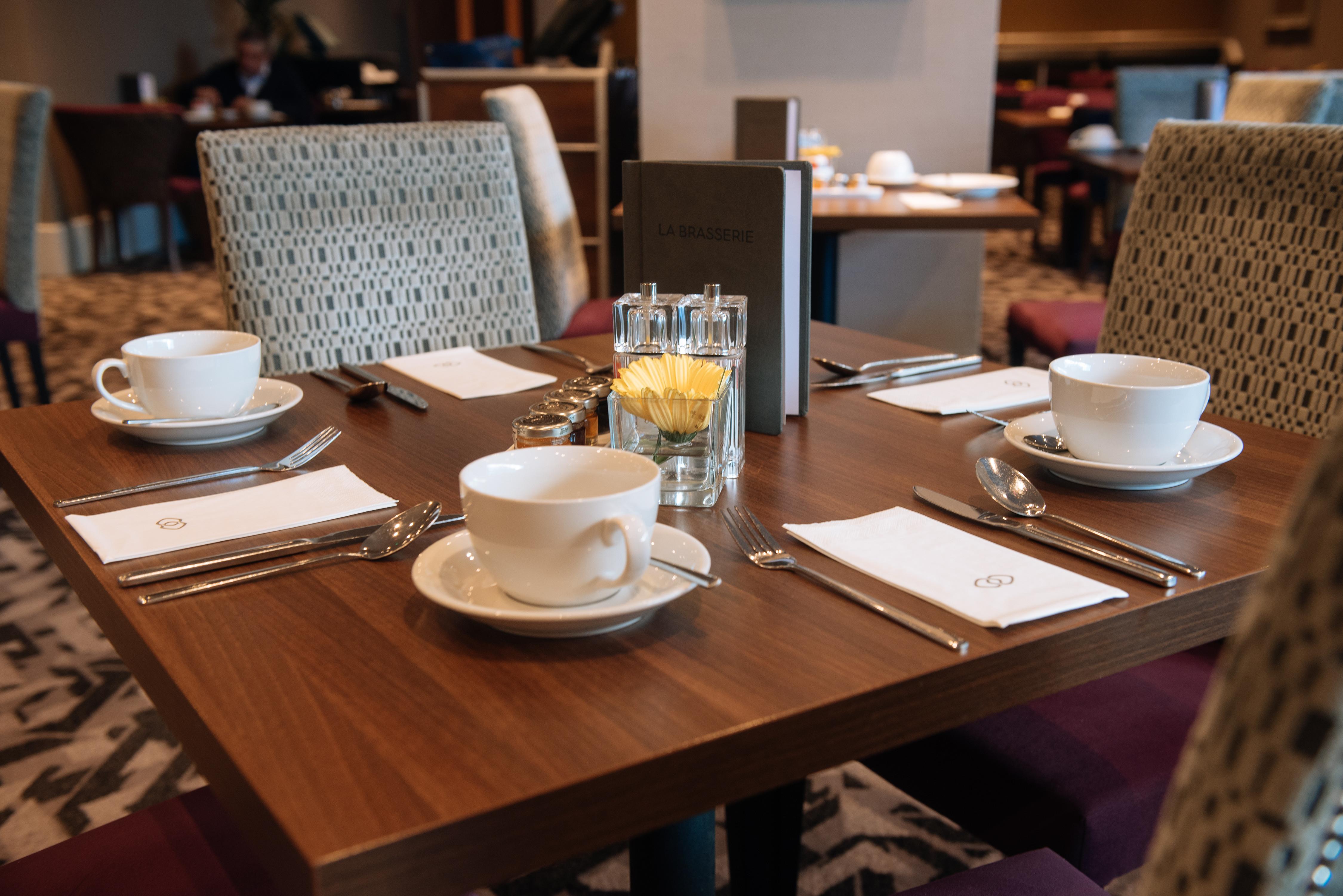 Hotel Sofitel London Gatwick Horley  Esterno foto A table set for a breakfast buffet