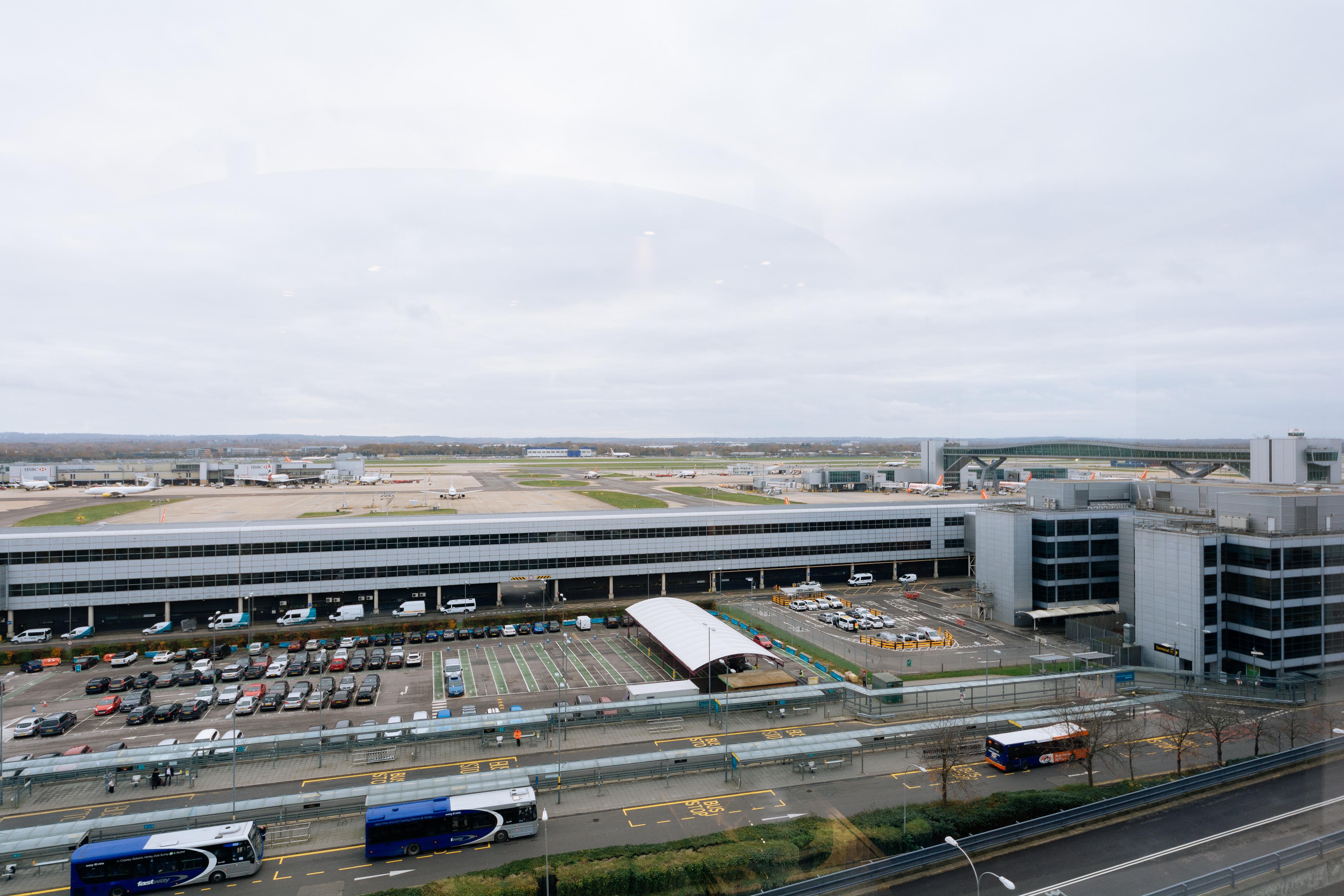 Hotel Sofitel London Gatwick Horley  Esterno foto London Luton Airport