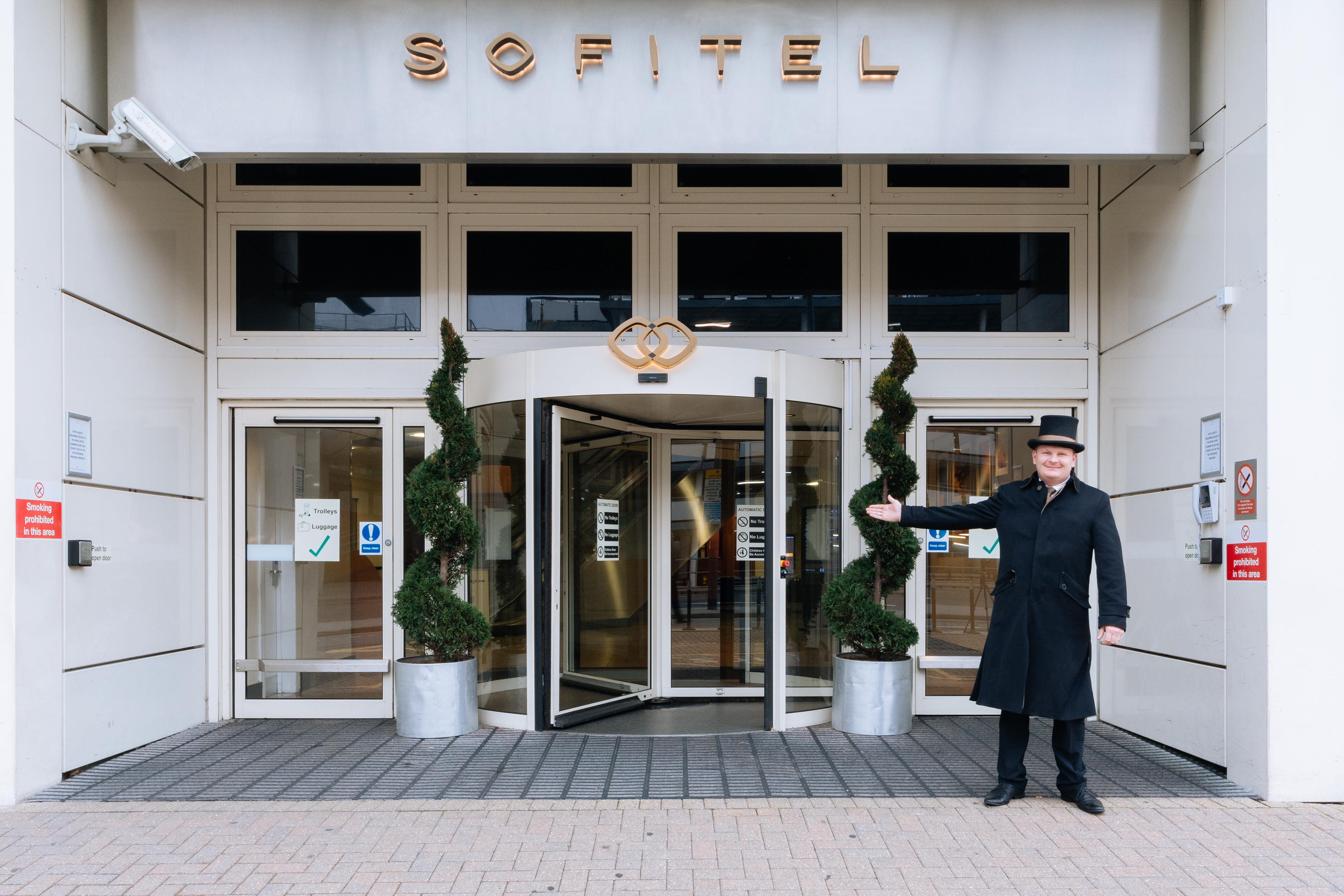 Hotel Sofitel London Gatwick Horley  Esterno foto Receptionist at Sofitel Paris