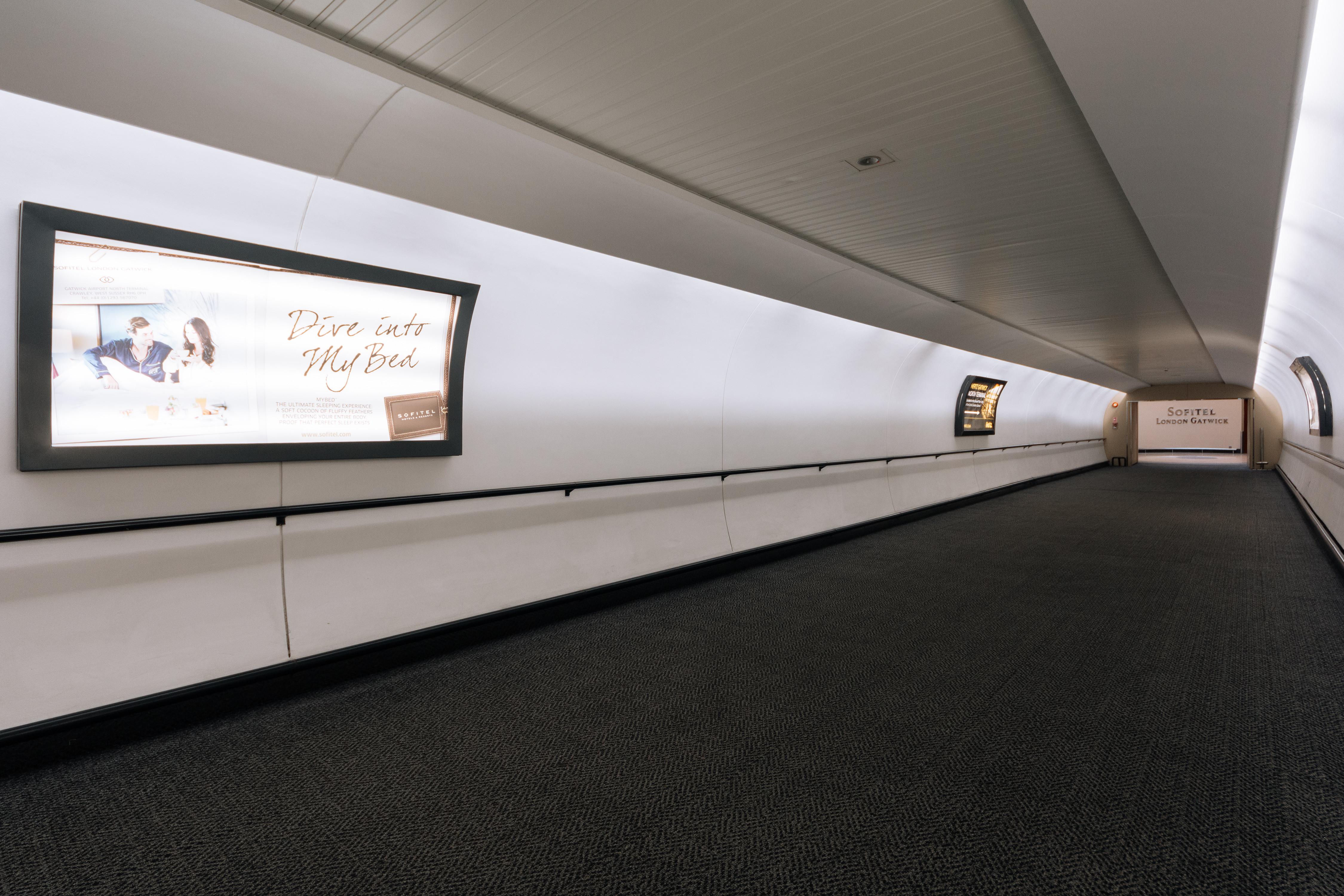 Hotel Sofitel London Gatwick Horley  Esterno foto Advertising on the London Overground