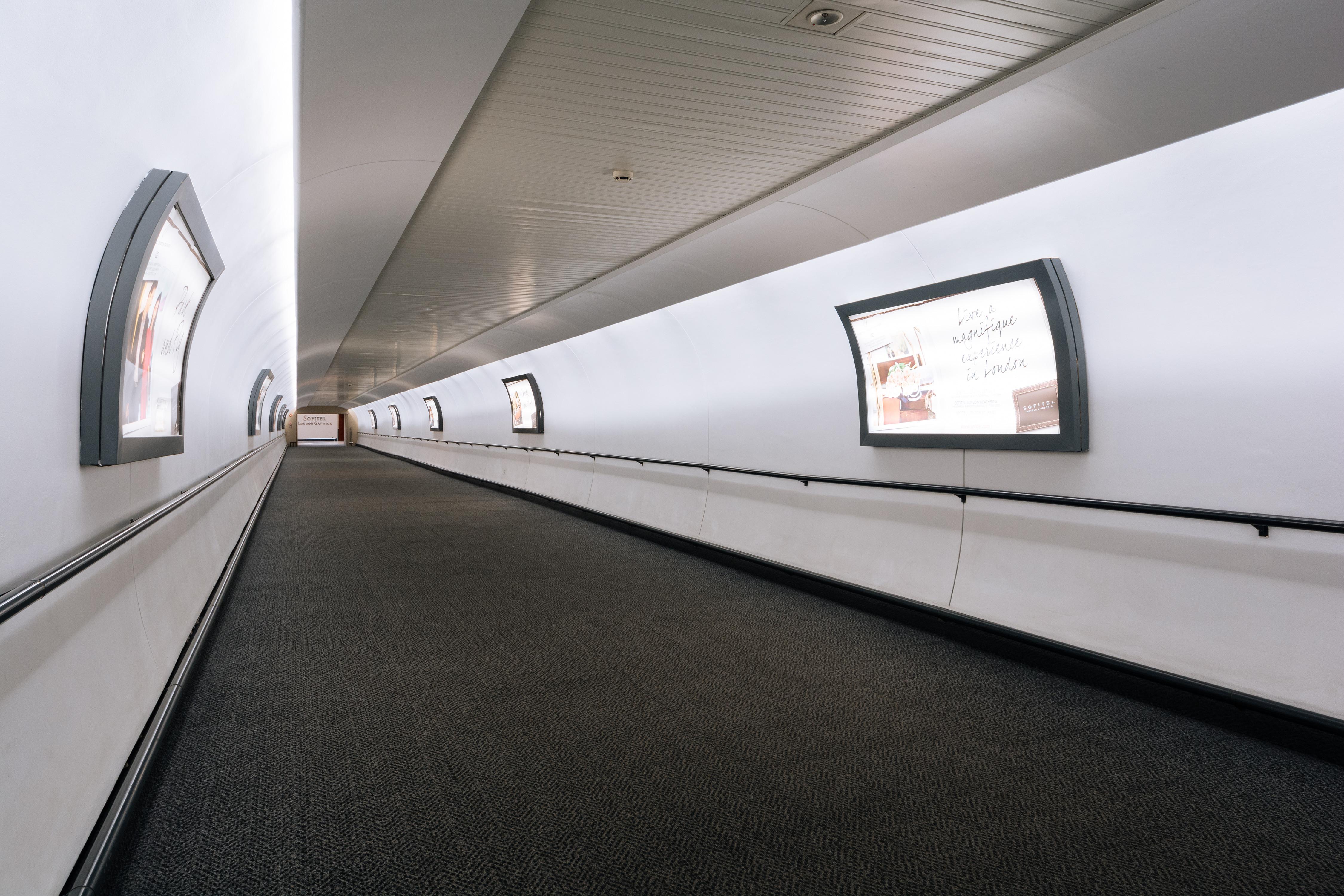 Hotel Sofitel London Gatwick Horley  Esterno foto Advertising in the tunnel