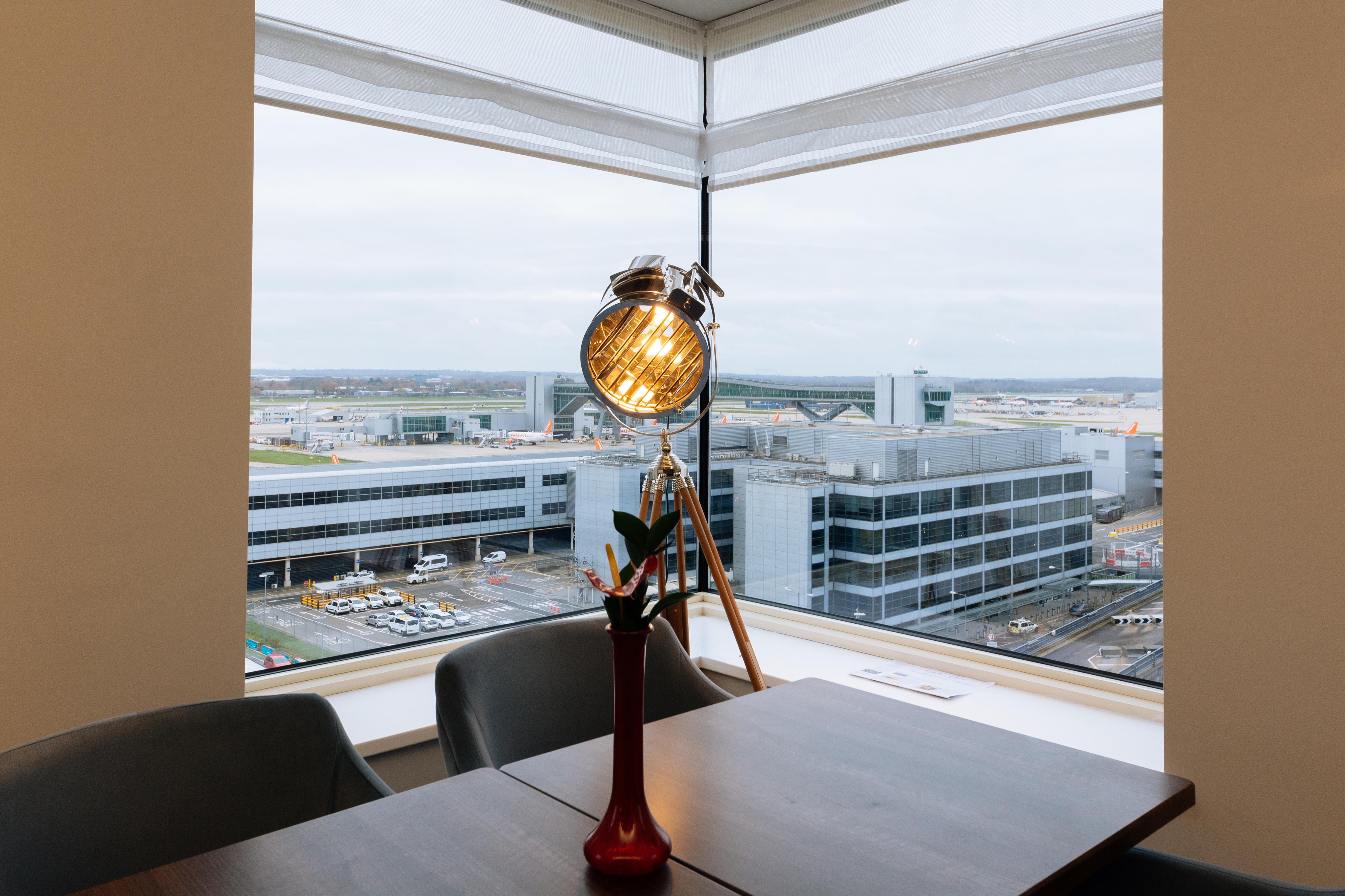 Hotel Sofitel London Gatwick Horley  Esterno foto The view from the office