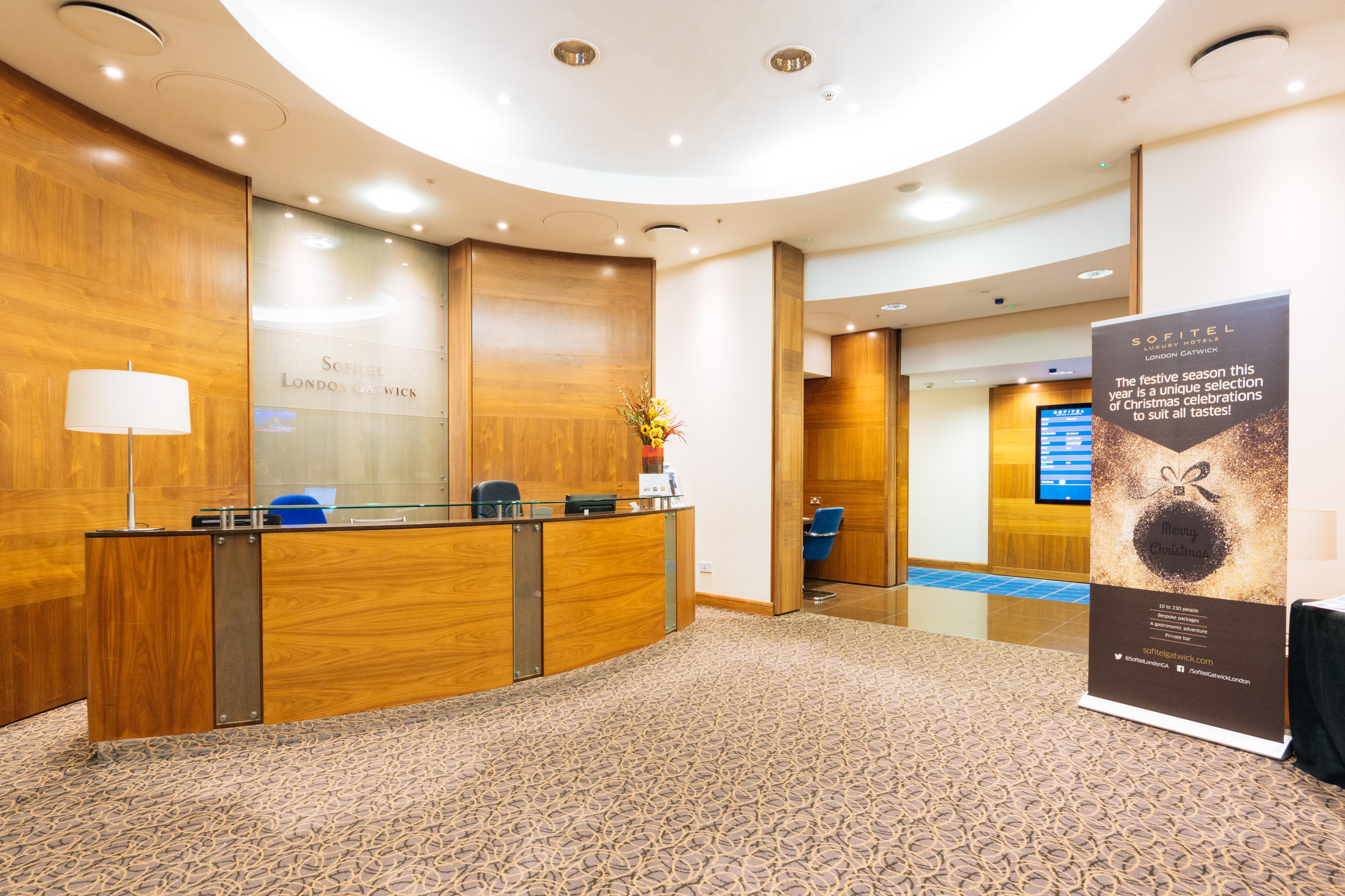 Hotel Sofitel London Gatwick Horley  Esterno foto Reception of the Sofitel London Gatwick