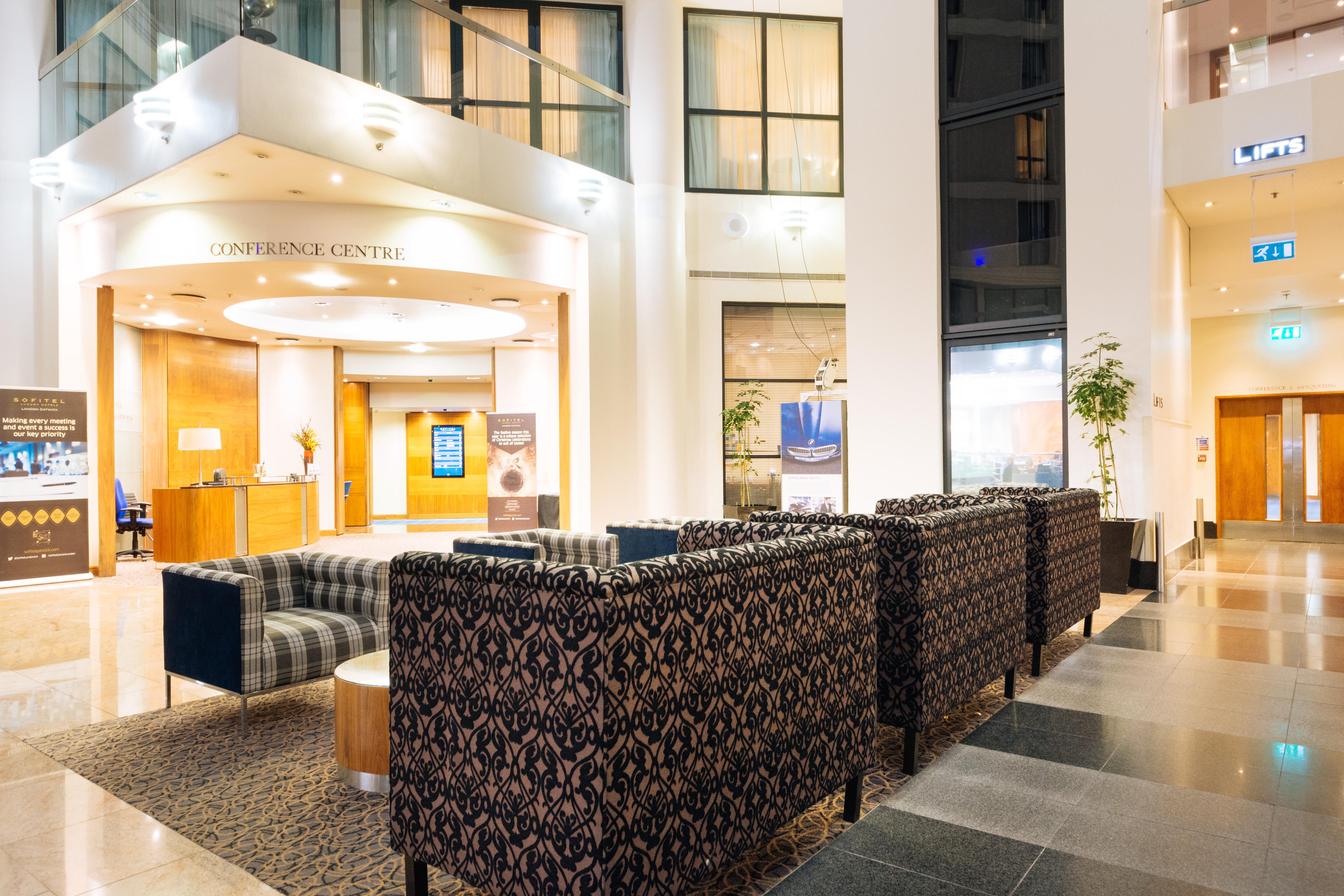 Hotel Sofitel London Gatwick Horley  Esterno foto Reception area