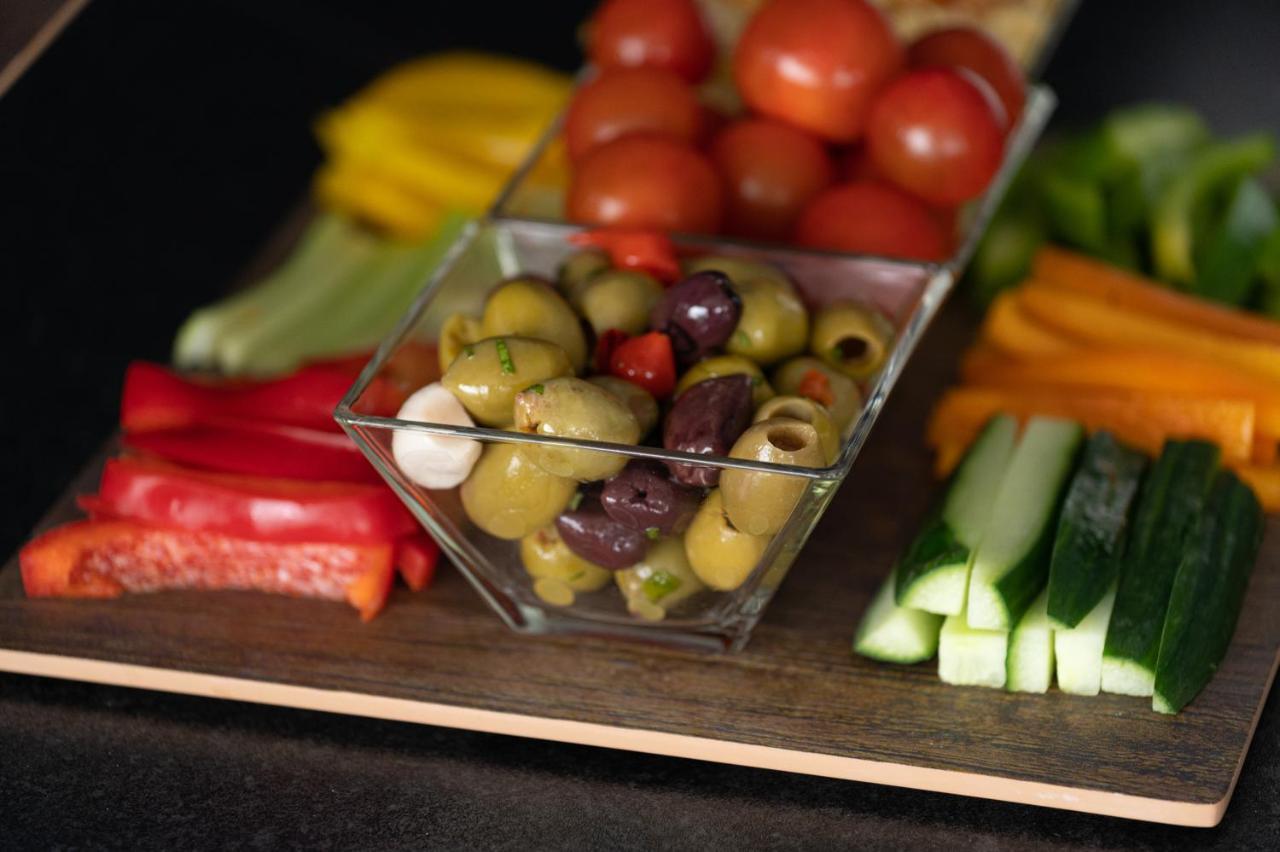 Hotel Sofitel London Gatwick Horley  Esterno foto Oliven and vegetables