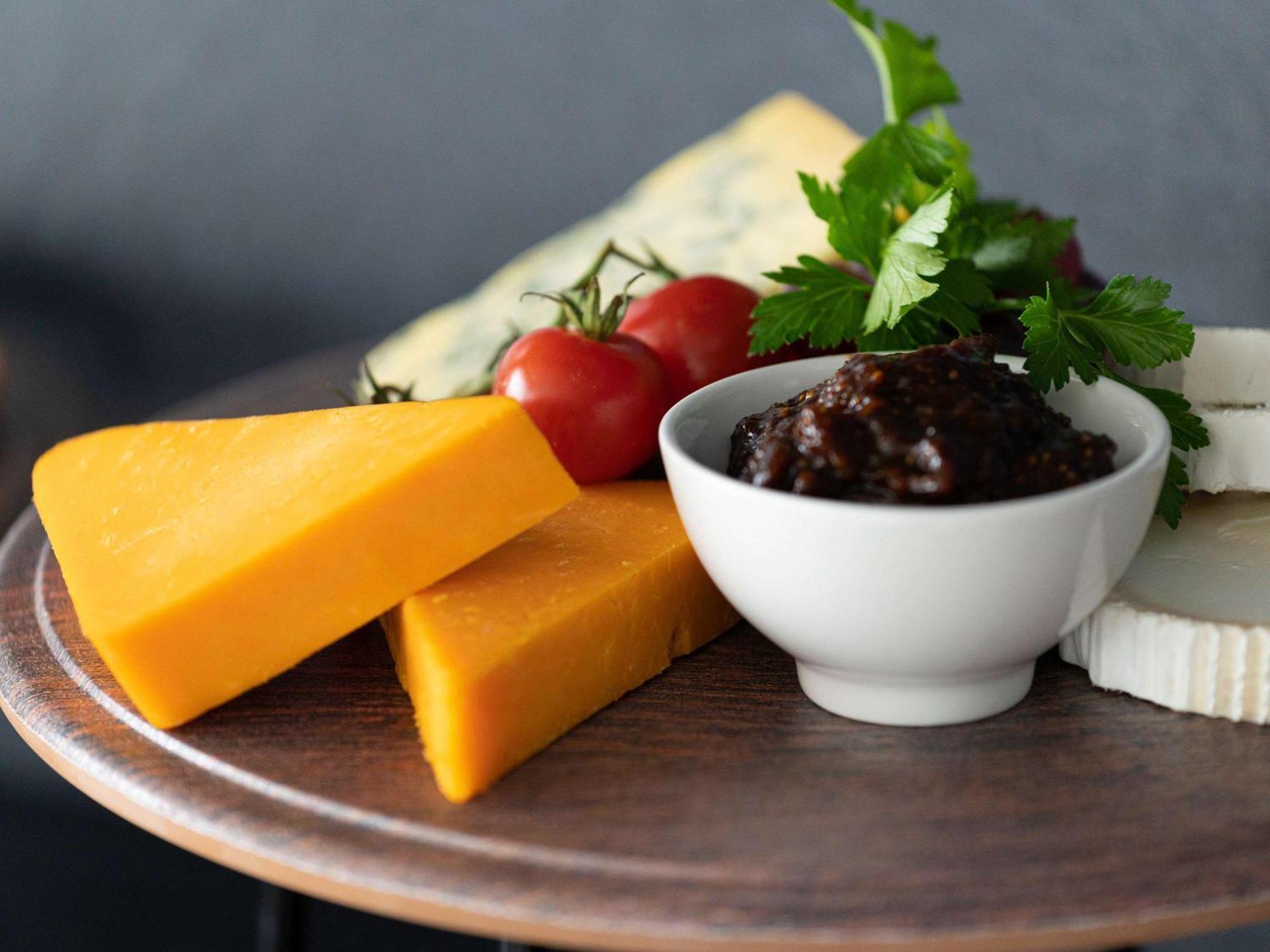 Hotel Sofitel London Gatwick Horley  Esterno foto Cheese