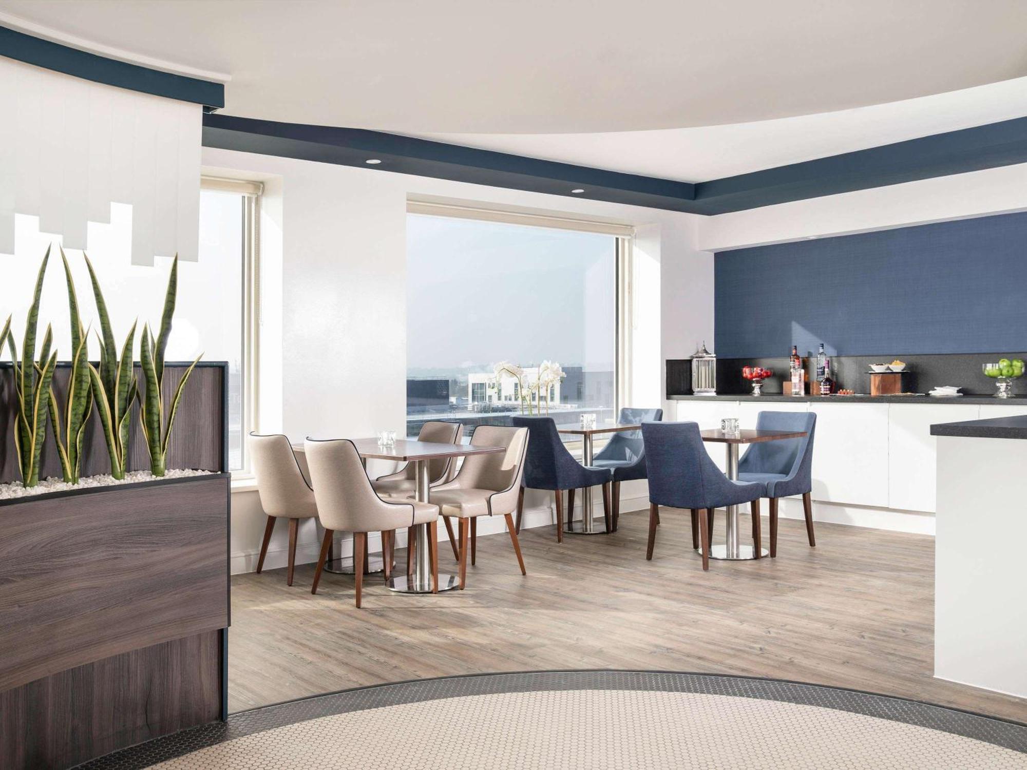 Hotel Sofitel London Gatwick Horley  Esterno foto The meeting room of the 10th floor