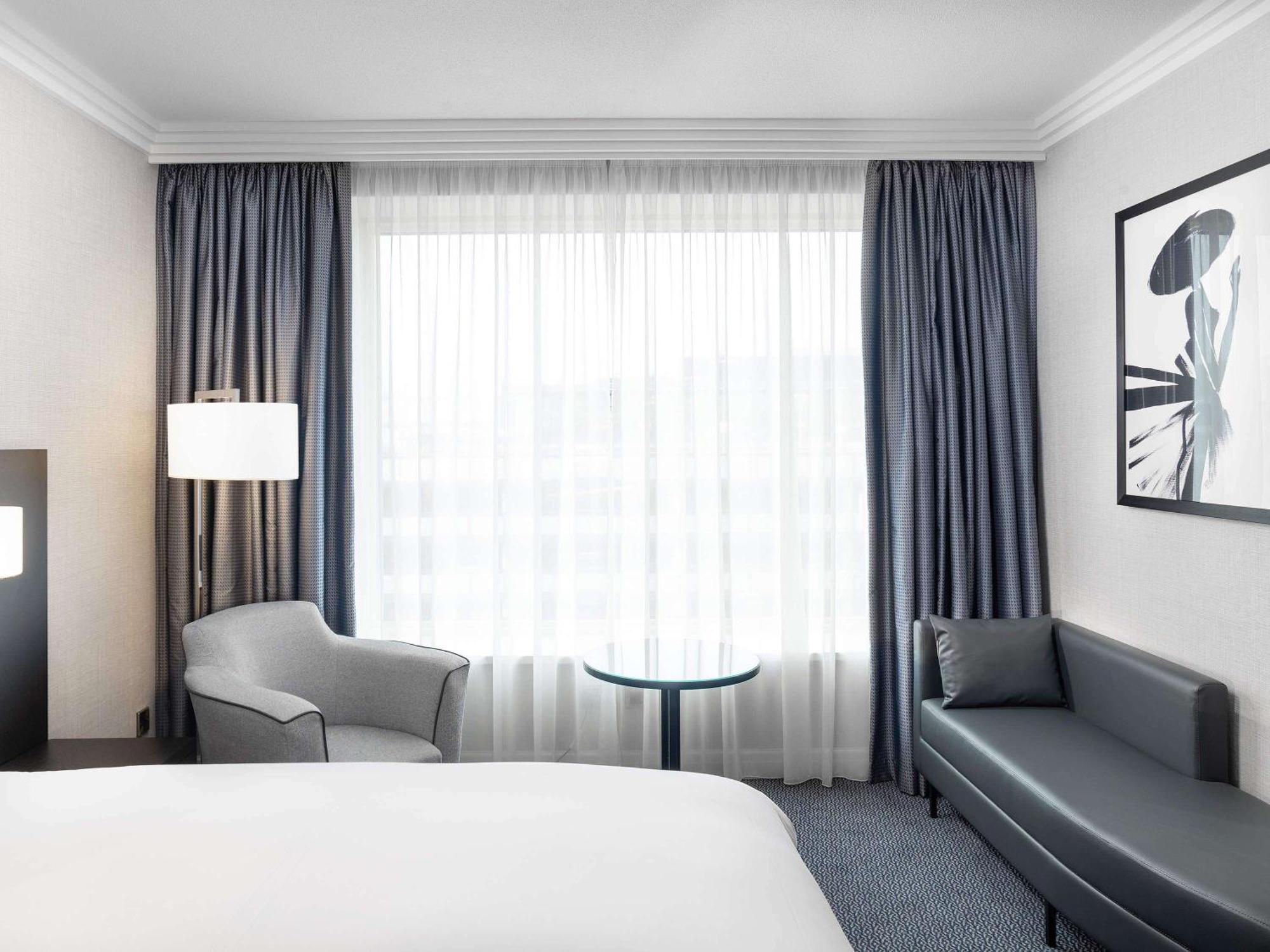 Hotel Sofitel London Gatwick Horley  Esterno foto Window curtain