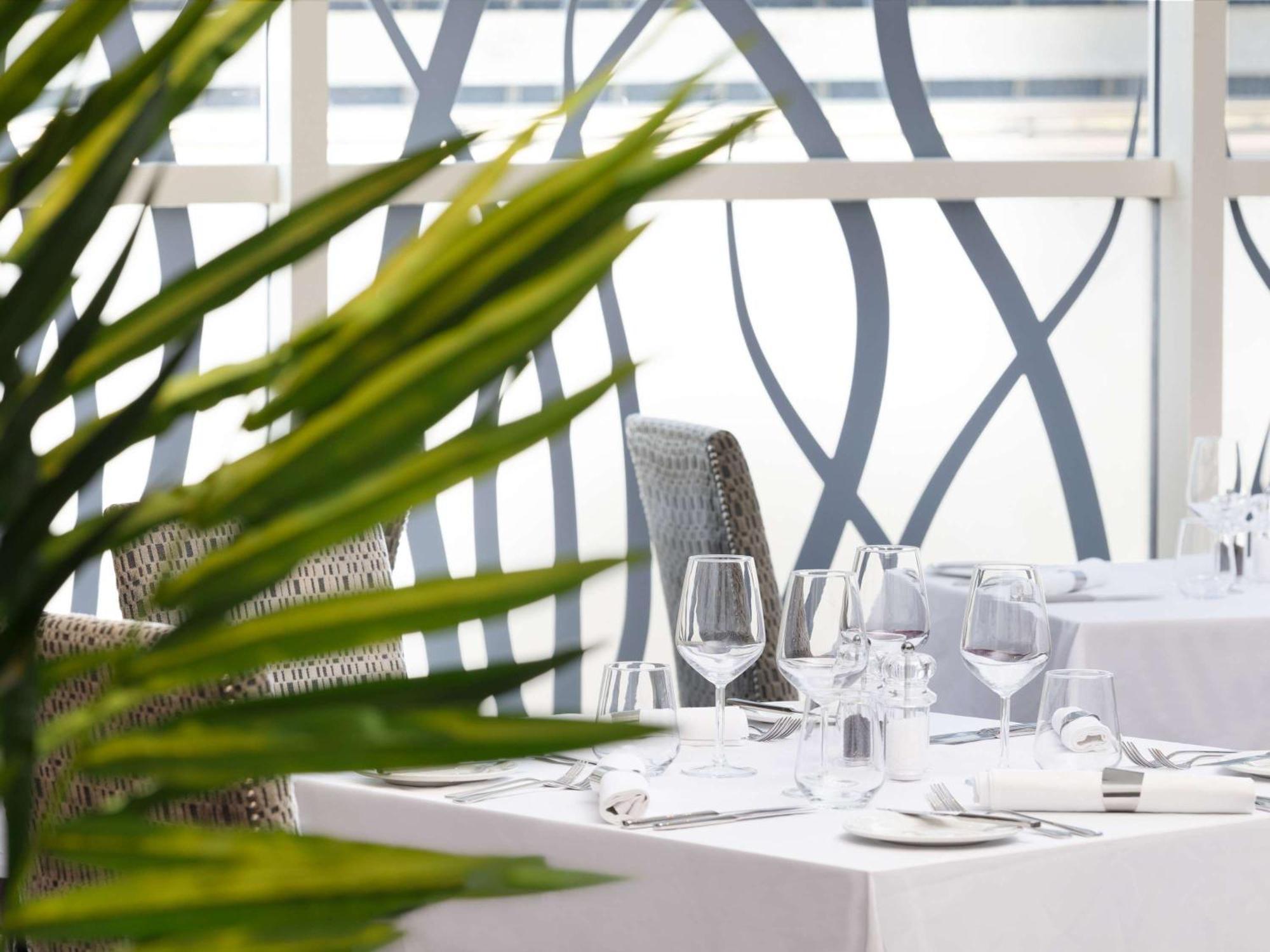 Hotel Sofitel London Gatwick Horley  Esterno foto The restaurant