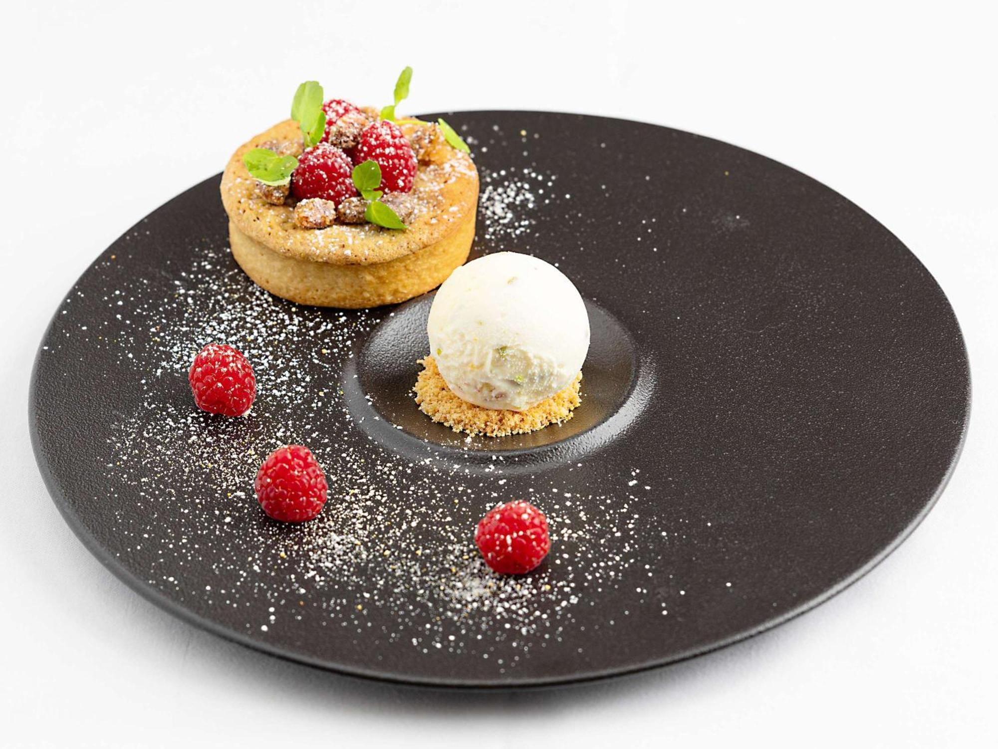 Hotel Sofitel London Gatwick Horley  Esterno foto A dessert at a restaurant
