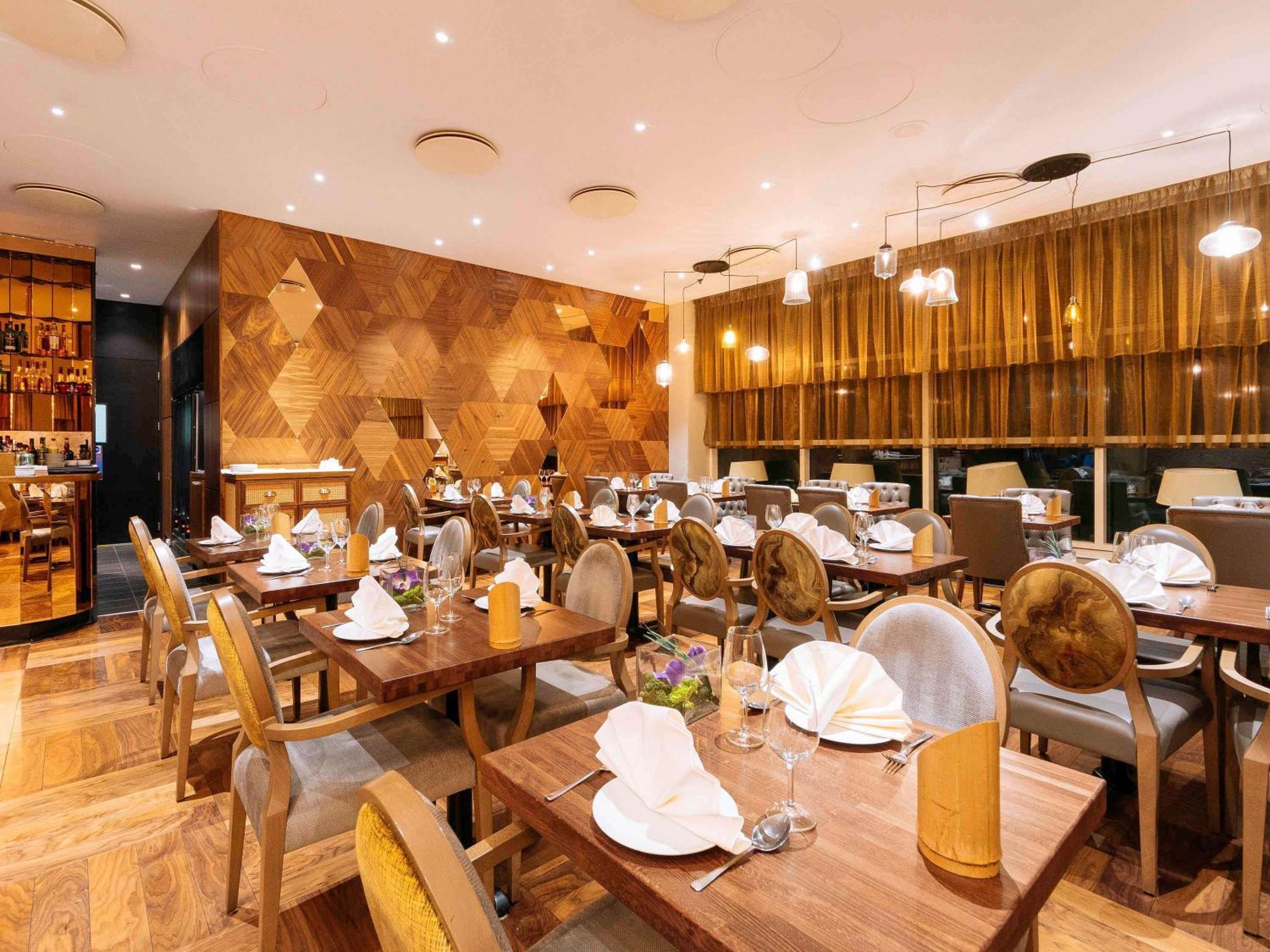 Hotel Sofitel London Gatwick Horley  Esterno foto Interior of the restaurant