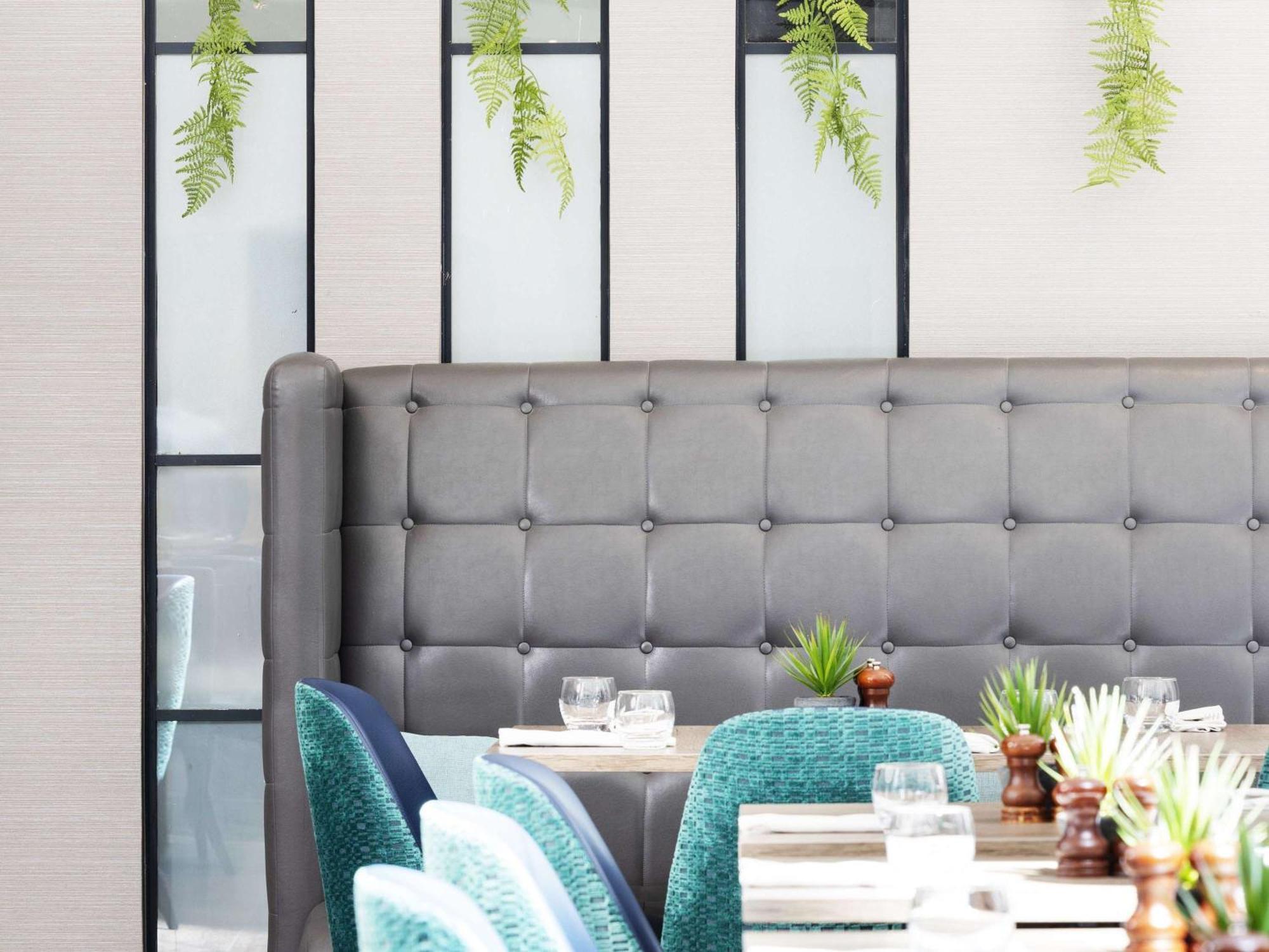 Hotel Sofitel London Gatwick Horley  Esterno foto The interior of a restaurant