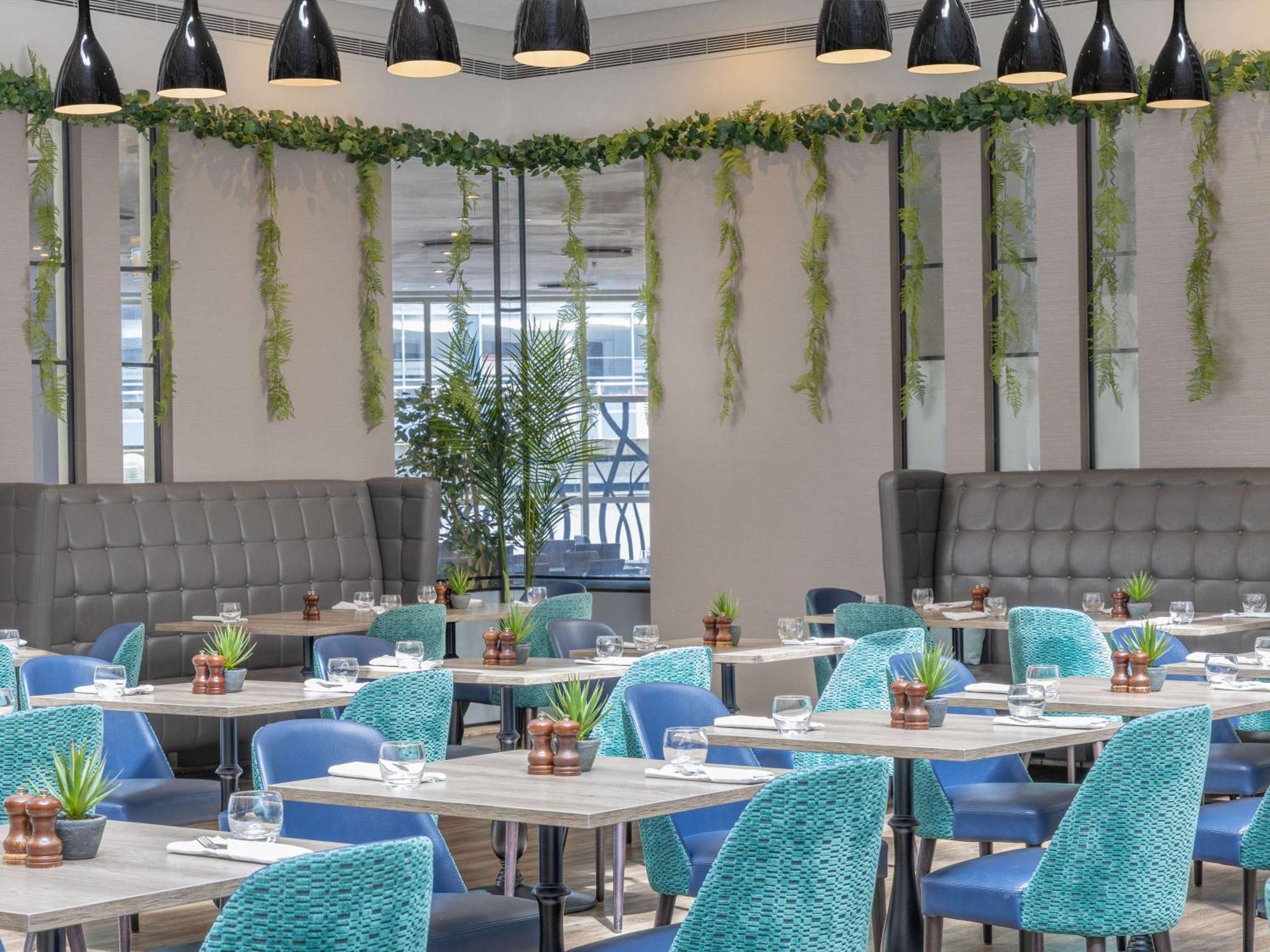 Hotel Sofitel London Gatwick Horley  Esterno foto The interior of the restaurant